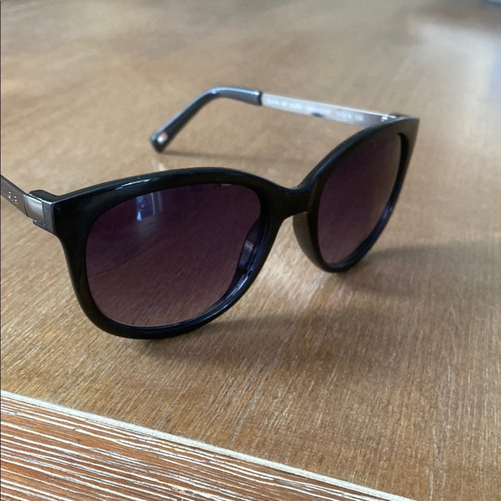 Tommy Hilfiger Olivia Square Sunglasses Black Gunmetal Gray Smoke Gradient Lens